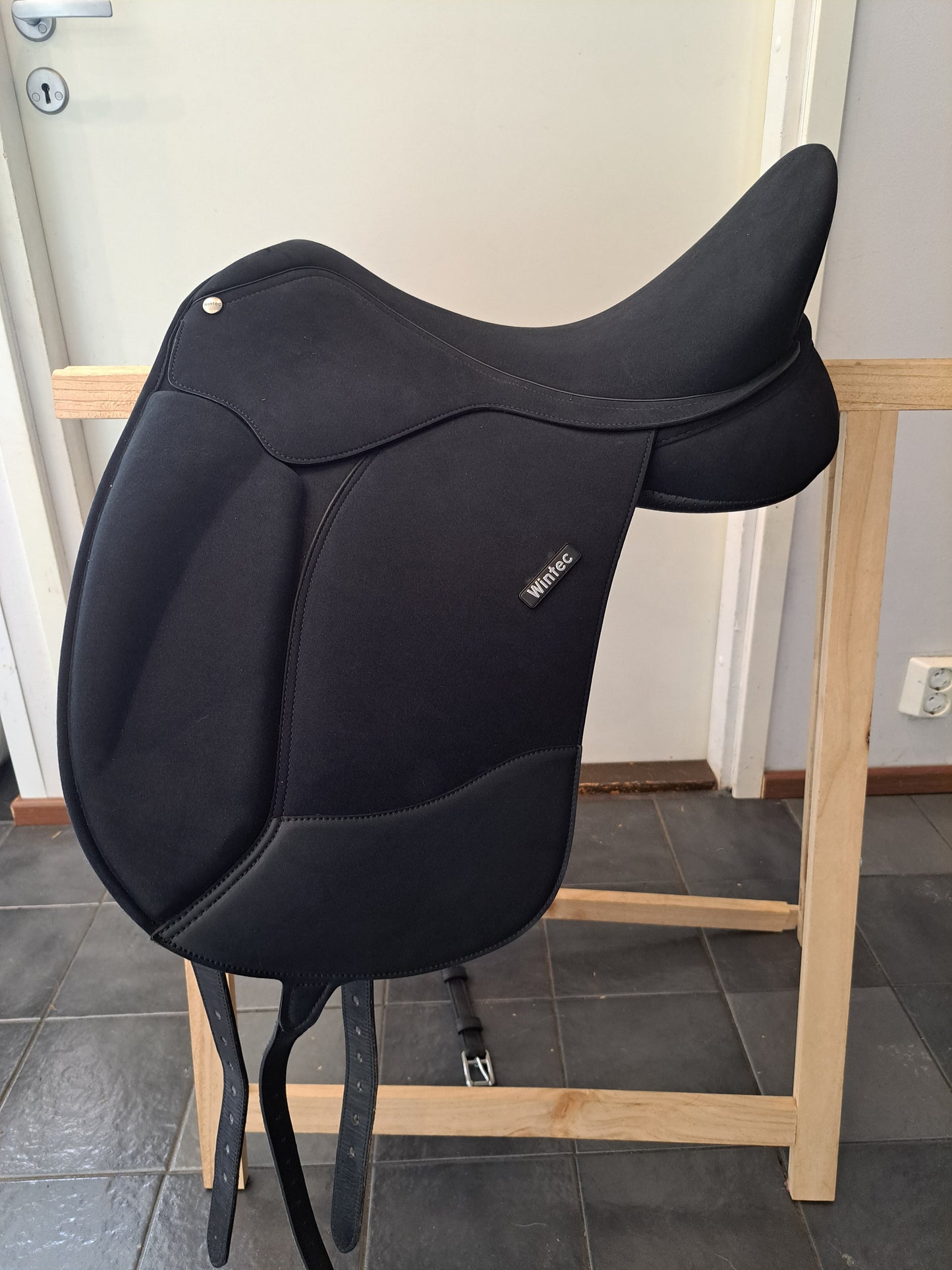 Wintec Pro Dressage 17" ja 17,5"