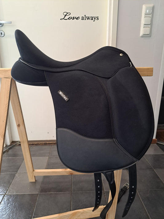 Wintec Pro Dressage 17" ja 17,5"